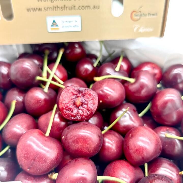 Smiths Fruit Samba Cherries Gift Box 32-34mm - 2kg