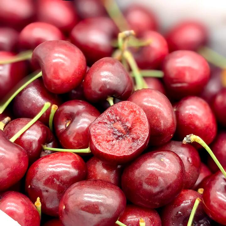 Cotsaris Lapin Cherries Gift Box - 30-32mm, 2kg