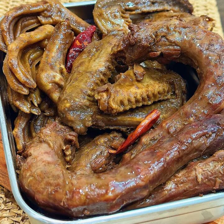 Lao Hankou Spicy Soy-Braised Duck Neck & Wing Assortment (Frozen) – 1kg